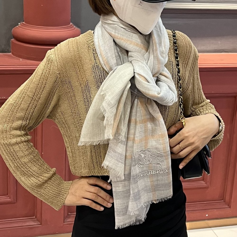 Burberry cashmere scarf - Picture 2 of 9
